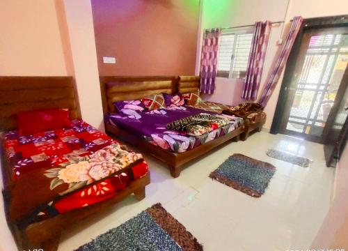 Postel nebo postele na pokoji v ubytování Deviksha Home Stay