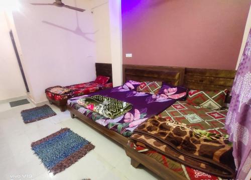 Postel nebo postele na pokoji v ubytování Deviksha Home Stay