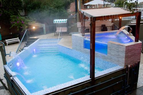 a pool with a hot tub with a person in it at Apart Hotel Río Dulce in Termas de Río Hondo