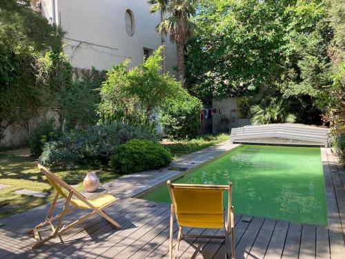 - deux chaises et une piscine dans l'établissement Grande Villa jardin et piscine à Endoume, à Marseille