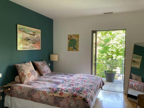 une chambre avec un lit et une grande fenêtre dans l'établissement Grande Villa jardin et piscine à Endoume, à Marseille