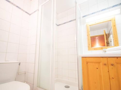 une salle de bain avec une douche, des toilettes et un lavabo dans l'établissement Duplex 5 pièces avec balcon, animaux acceptés, skis aux pieds - FR-1-291-732, à Valmorel