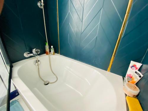 une salle de bain avec baignoire et douche dans l'établissement Chambre Paris Stade de France, à Saint-Denis