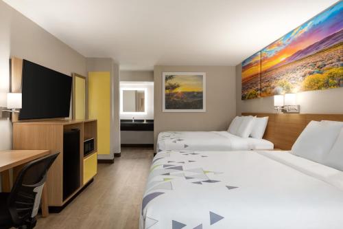Katil atau katil-katil dalam bilik di Days Inn by Wyndham Covington