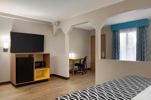 Katil atau katil-katil dalam bilik di Days Inn by Wyndham Covington
