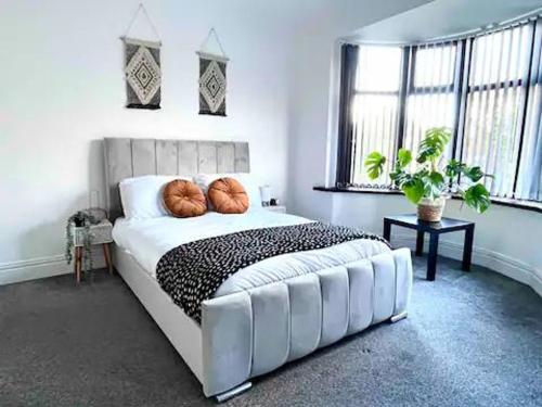 ゲーツヘッドにあるBright House Close To Quayside- Free Parkingのベッドルーム1室(白いベッド1台、カボチャ2本付)