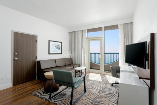 Телевизор и/или развлекательный центр в Holiday Inn Express Pensacola Beach by IHG