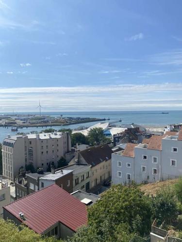 une ville avec des bâtiments et l'océan en arrière-plan dans l'établissement Appartement vue mer, à Boulogne-sur-Mer