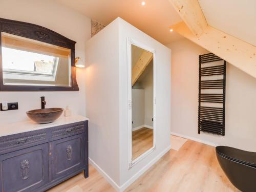 a bathroom with a sink and a mirror at Vakantiehuis Bonne Home in Bree