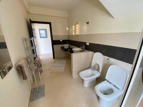 Ένα μπάνιο στο Surf House - Your Exclusive Getaway