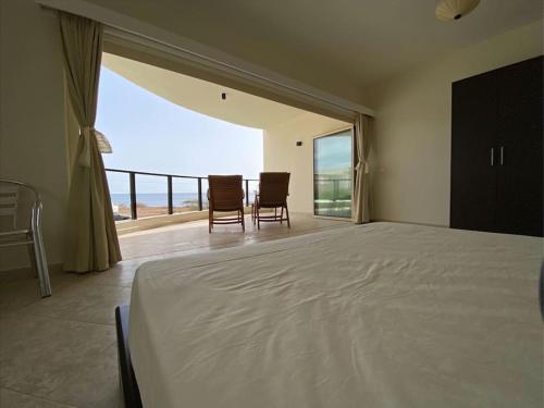 Ένα ή περισσότερα κρεβάτια σε δωμάτιο στο Surf House - Your Exclusive Getaway