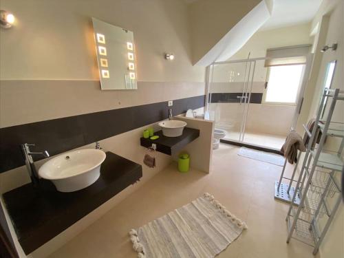 Ένα μπάνιο στο Surf House - Your Exclusive Getaway