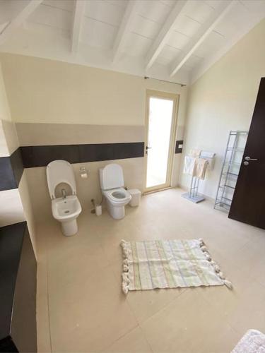 Ένα μπάνιο στο Surf House - Your Exclusive Getaway