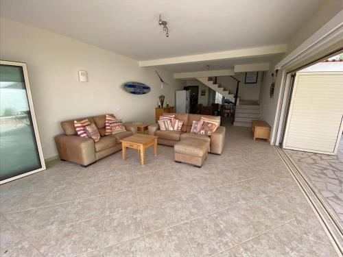Χώρος καθιστικού στο Surf House - Your Exclusive Getaway