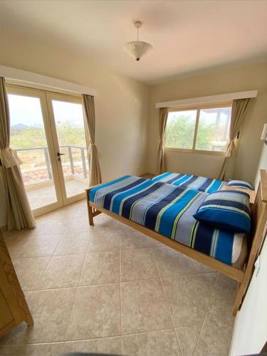 Ένα ή περισσότερα κρεβάτια σε δωμάτιο στο Surf House - Your Exclusive Getaway