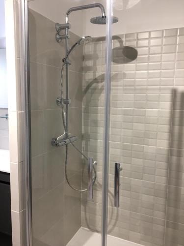 une douche avec une porte vitrée dans une salle de bain dans l'établissement Port Leucate Superbe T3 Climatisé Proche Plage et Commerces, à Port-Leucate