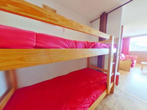 quelques lits superposés dans une chambre dans l'établissement Studio cabine avec alcôve pour 4 aux Saisies, balcon au sud - FR-1-594-162, à Hauteluce