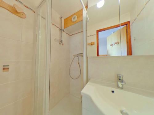 une salle de bain avec une douche, un lavabo et un miroir dans l'établissement Studio cabine avec alcôve pour 4 aux Saisies, balcon au sud - FR-1-594-162, à Hauteluce