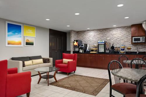 Dapur atau dapur kecil di Days Inn by Wyndham Covington