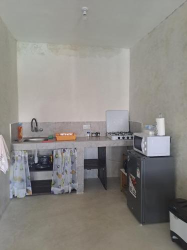 Kaleb's Beachfront Serviced Studio Apartmentsにあるキッチンまたは簡易キッチン