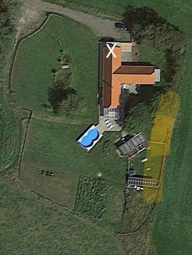 an aerial view of a house with a yard at FeWo Stjerneskud in Bindslev
