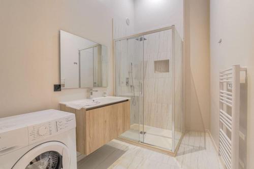 une salle de bain avec douche et machine à laver dans l'établissement Superbe appartement rénové et lumineux, Salvagny, à La Tour-de-Salvagny