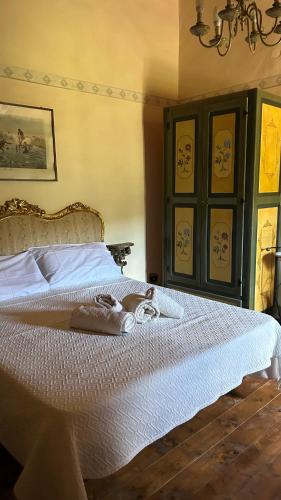 a bedroom with a bed with two towels on it at B&B Il Casale Del Ginepro in Migliano