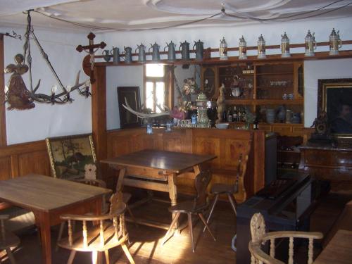 un comedor con mesa y sillas en una habitación en Roter Löwe en Heiligkreuzsteinach