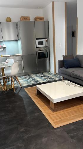 un salon avec un canapé et une table dans l'établissement Chaleureux, Cosy calme, spacieux et centrale, à Toulouse
