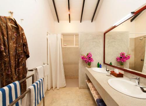 a bathroom with a sink and a mirror at Apa Villa Thalpe in Unawatuna