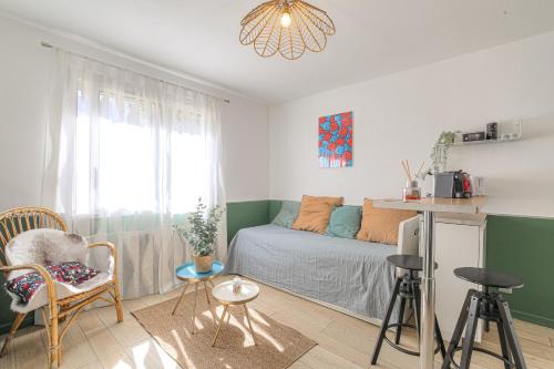 un petit salon avec un lit et une table dans l'établissement Le Florence, à Lyon