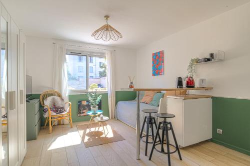 Cette petite chambre comprend un lit et une cuisine. dans l'établissement Le Florence, à Lyon