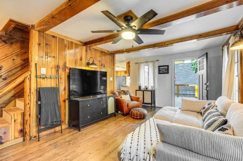 Χώρος καθιστικού στο Hike, Ski and Fish Charming Cabin in Twain Harte!