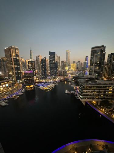 Wonderful 1BR Apt with Marina view في دبي: منظر لمدينة بها نهر ومباني