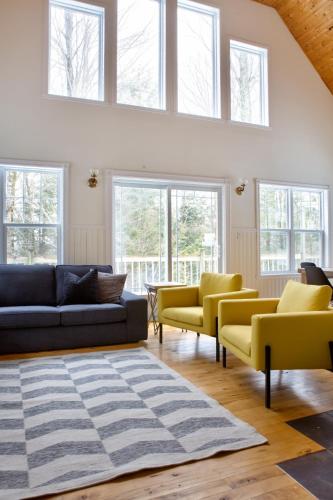 Ruang duduk di Le 5 Owl - Tranquil Haven near the Charming Village of Knowlton - Sleeps 12 - Whole House & 2 Acres with Pond, Bridge, Grounds, and Woods