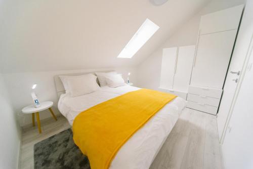 Ένα ή περισσότερα κρεβάτια σε δωμάτιο στο Apartma RO-ZE