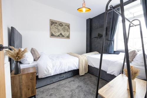 Fotografie z fotogalerie ubytování Midnight Manor High-Speed WiFi, Cinema Room & Sleeps 6 Modern Luxury Stay v destinaci Leigh