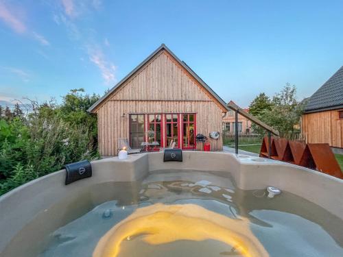 a hot tub in the backyard of a house at traumHaff Lotsen Romantik-Ostsee mit Kamin, privates NORDICSPA und Boot in Rieth