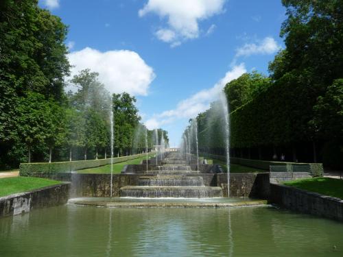 a fountain in the middle of a park at ibis Styles Sceaux Paris Sud in Sceaux