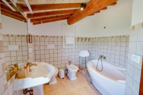 a bathroom with a tub and a sink and a toilet at Villa Destino Italy, Umbria Tuscany boarder in Montone