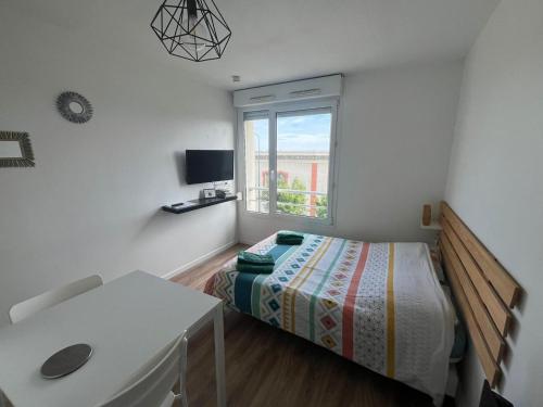 une chambre avec un lit, un bureau et une fenêtre dans l'établissement Studio 306 - Gare - Arena - centre Reims, à Reims