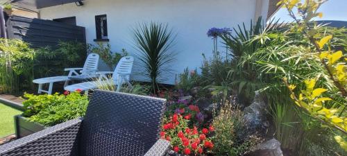 Ein Garten an der Unterkunft Le resinier