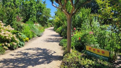 Ein Garten an der Unterkunft Le resinier