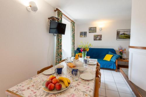 - une table à manger avec des fruits dans le salon dans l'établissement Gîte Gîtes de France 3/4 personnes à Malbosc, à Malbosc