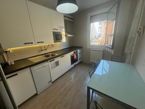 a kitchen with a table and a counter top at Santiago Tower Aire Ac casco antiguo By Apartamentos Logrono in Logroño