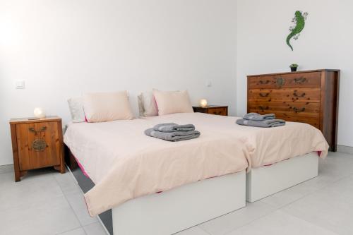 Un dormitorio con una cama grande con toallas. en Casa Vista Bermeja, en Tinajo