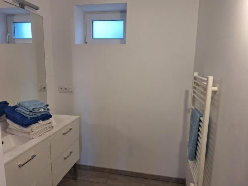 une salle de bain blanche avec un lavabo et un miroir dans l'établissement Panoramic Campus, à Font-Romeu-Odeillo-Via