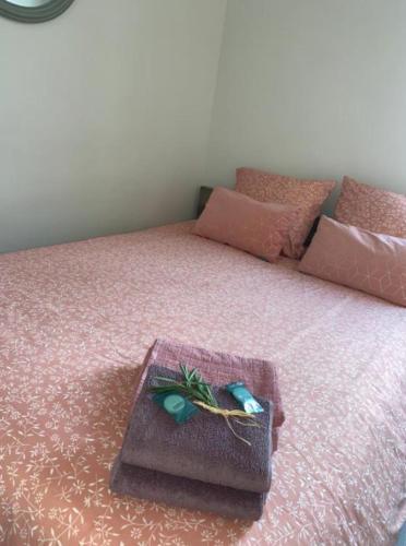 - un lit avec un plateau/bouilloire dans l'établissement MISTRAL Gagnant, à Cassis