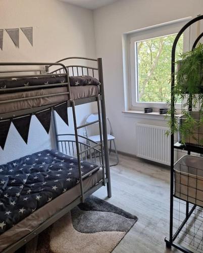 a room with two bunk beds and a window at Ferienwohnung Grüne Auszeit in Nideggen