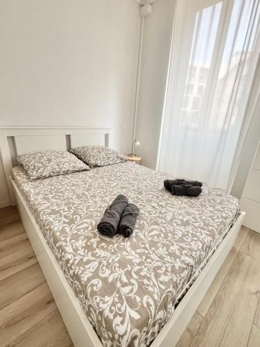 Center 2 min walk to beach quiet sunny balcony